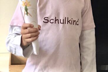 Kind mit einem T-Shirt
