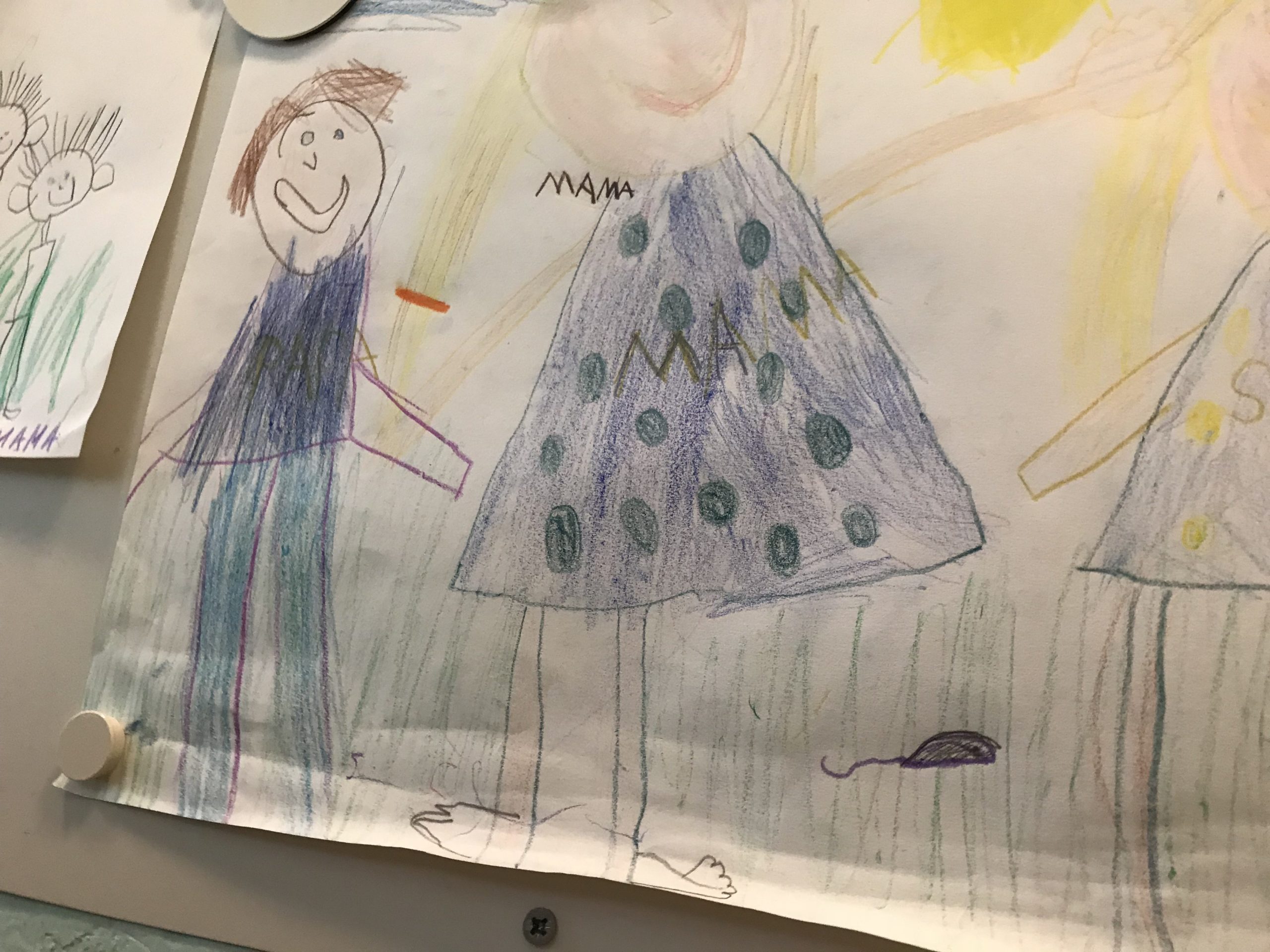 Kinder-Zeichung von Kind und Mama