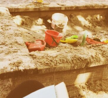 Sandkiste mit Spielzeug