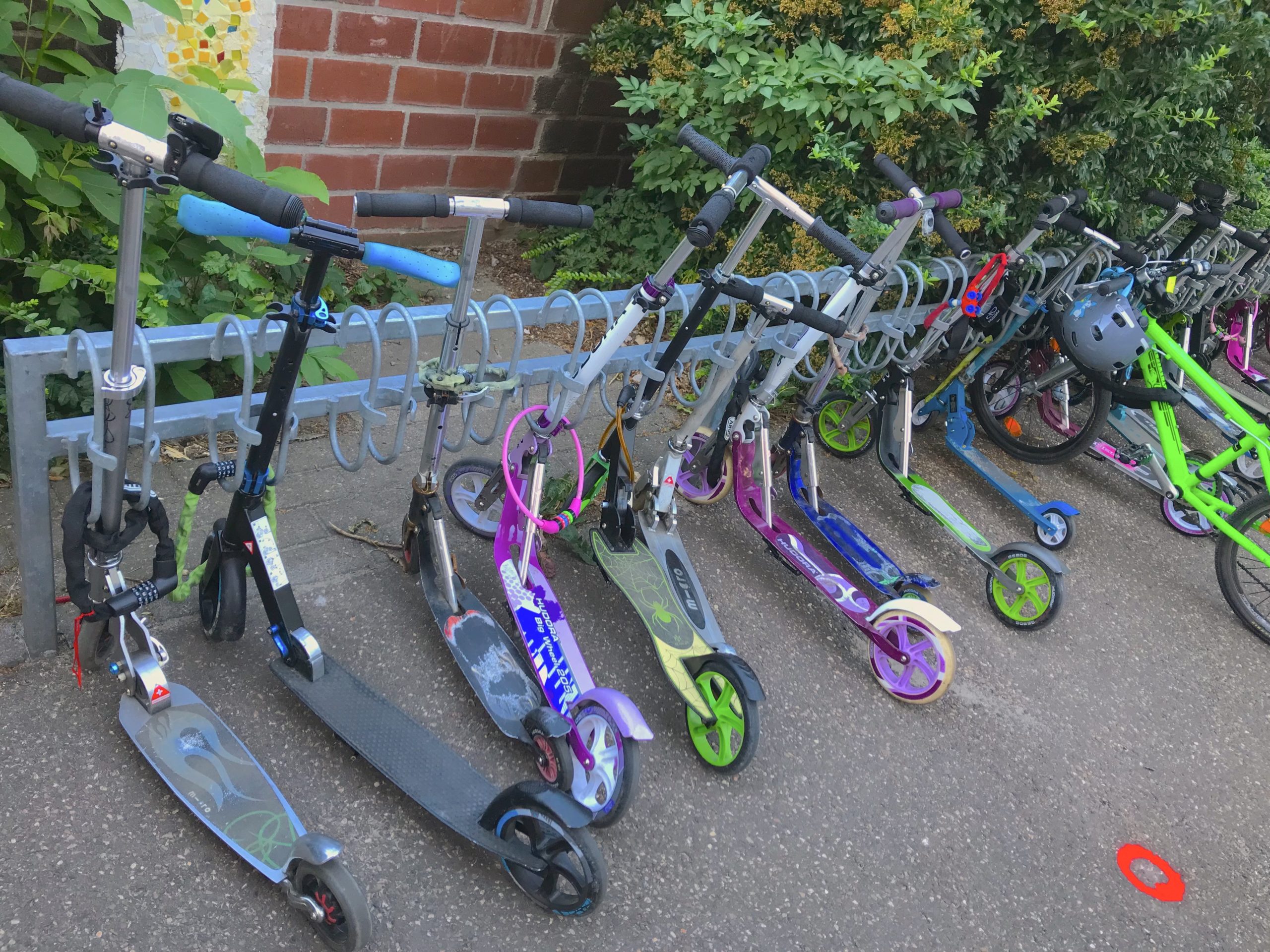 Scooter auf einem Schulhof