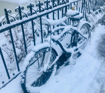 Fahrrad mit Schnee bedeckt
