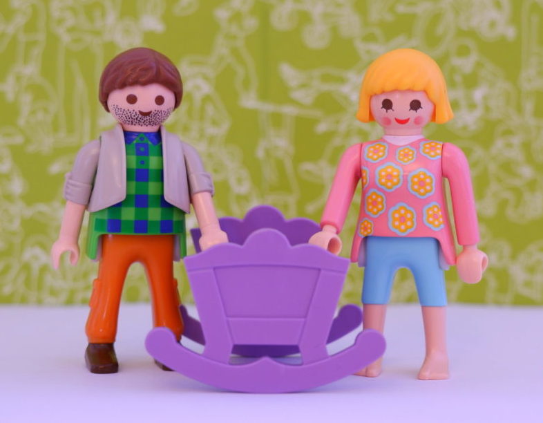 Eltern mit einer Wiege